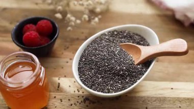 Chia Seeds Kuru ve Çiğ 'i sergiledi. Omega-3 ve Anti-Enflamatuar Faydaları 'ndan zengin güçlü bir süper yiyecek.