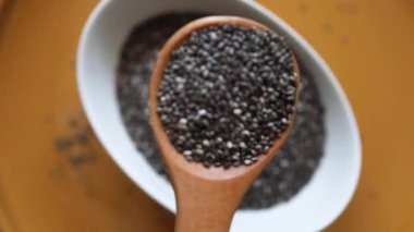 Çiğ chia tohumlarının doğal dokusunu vurgulayan yakın çekim ve detaylı bir görüntüsünü gösteren video. Sağlık, omega-3, anti-inflamatuar özellikler ve bitki temelli beslenme odaklı içerik için ideal.