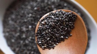 Çiğ chia tohumlarının doğal dokusunu vurgulayan yakın çekim ve detaylı bir görüntüsünü gösteren video. Sağlık, omega-3, anti-inflamatuar özellikler ve bitki temelli beslenme odaklı içerik için ideal.