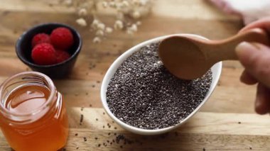 Chia Seeds Kuru ve Çiğ 'i sergiledi. Omega-3 ve Anti-Enflamatuar Faydaları 'ndan zengin güçlü bir süper yiyecek.