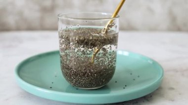 Suyun içindeki Chia tohumlarını kurutmak jel dokularını ve süper yiyecek olarak beslenme güçlerini göstermek.