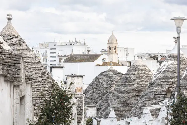 Alberobello, Puglia 'da sessiz ve pitoresk bir cadde, geleneksel beyaz Trulli evleri ve taş kaldırımlarla kaplı. Güney İtalya 'daki bu eşsiz köyün mükemmel bir temsili..