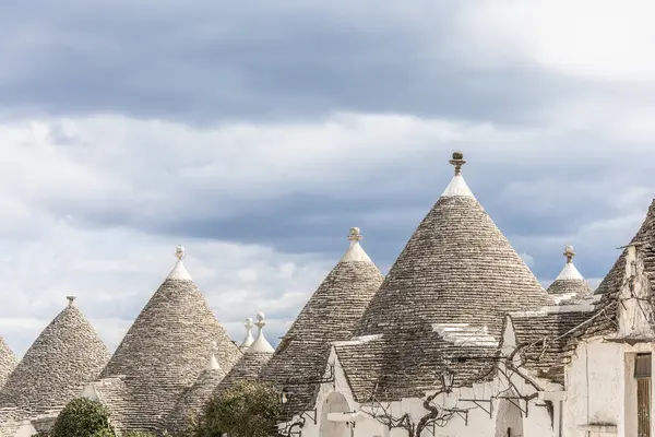 Alberobello 'daki Trulli evlerinin konik taş çatılarının detaylı görüntüsü, Puglia bölgesini tanımlayan zanaatkarlığı ve tarihi mimariyi gözler önüne seriyor..