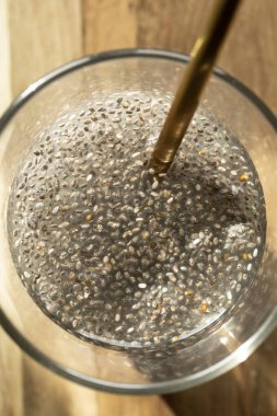 Sıvı kaybından sonra oluşan jel benzeri dokuya (mukilaj) odaklanarak, sırılsıklam olmuş chia tohumlarının çok detaylı bir görüntüsü..