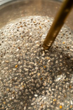 Sıvı kaybından sonra oluşan jel benzeri dokuya (mukilaj) odaklanarak, sırılsıklam olmuş chia tohumlarının çok detaylı bir görüntüsü..