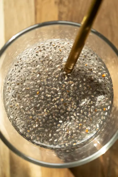 Sıvı kaybından sonra oluşan jel benzeri dokuya (mukilaj) odaklanarak, sırılsıklam olmuş chia tohumlarının çok detaylı bir görüntüsü..