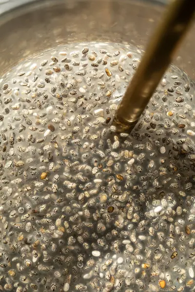 Sıvı kaybından sonra oluşan jel benzeri dokuya (mukilaj) odaklanarak, sırılsıklam olmuş chia tohumlarının çok detaylı bir görüntüsü..