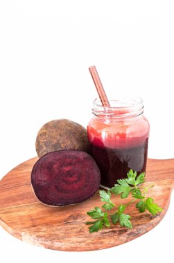Bardakta Pancar Smoothie Sağlık Yararlarını ve Doğal Besinlerini Vurguluyor
