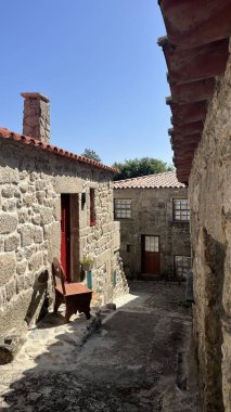 Sortelha, Portekiz 'in Guarda ilçesine bağlı bir ortaçağ köyü. Kaldırımlı sokakları, taş evleri ve güçlendirilmiş duvarlarıyla