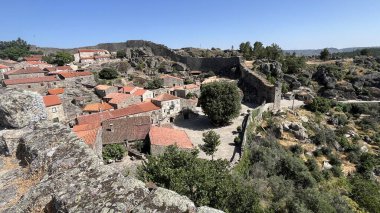 Sortelha, Portekiz 'in Guarda ilçesine bağlı bir ortaçağ köyü. Kaldırımlı sokakları, taş evleri ve güçlendirilmiş duvarlarıyla