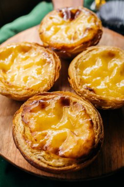 Ekşi kabuklu ve kremalı klasik Portekiz yumurtalı tartları.