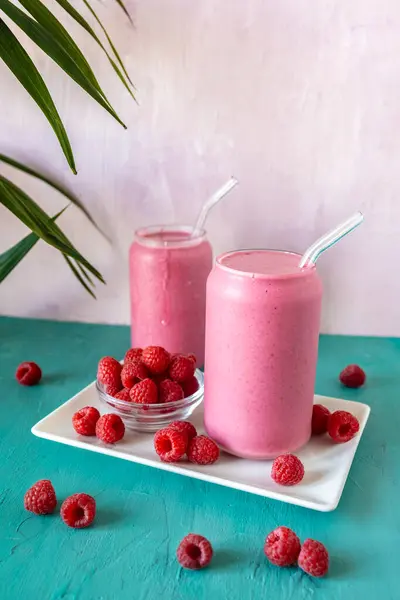 Taze ahududu Smoothie Antioksidan ve vitaminlerle doldurulmuş sağlıklı içecek