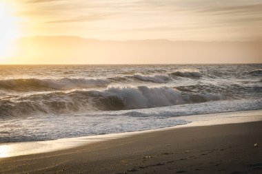 İspanya 'nın Almerya şehrindeki Cabo de Gata-Nijar Doğal Parkı' nda gün batımında La Fabriquilla Sahili 'nin sıcak ve sakin bir manzarası.