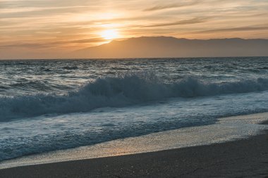 İspanya 'nın Almerya şehrindeki Cabo de Gata-Nijar Doğal Parkı' nda gün batımında La Fabriquilla Sahili 'nin sıcak ve sakin bir manzarası.