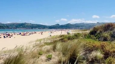 Kuzey İspanya, Cantabria 'da yaz boyunca Santoa Sahili' nin parlak ve huzurlu bir videosu.
