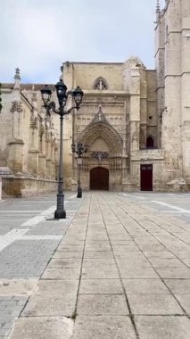 Palencia Katedrali 'nin dış görünüşü, La Bella Desconocida olarak bilinir.