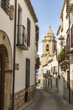 Sabiote 'nin büyüleyici sokaklarının manzarası, Endülüs, İspanya' nın Jaen eyaletinde tarihi bir köy.