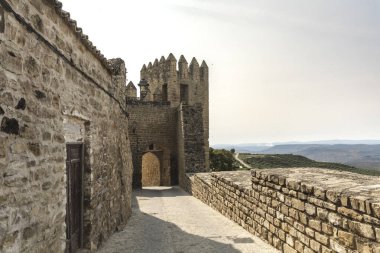 Sabiote 'nin büyüleyici sokaklarının manzarası, Endülüs, İspanya' nın Jaen eyaletinde tarihi bir köy.