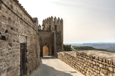 Sabiote 'nin büyüleyici sokaklarının manzarası, Endülüs, İspanya' nın Jaen eyaletinde tarihi bir köy.