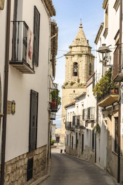 Sabiote 'nin büyüleyici sokaklarının manzarası, Endülüs, İspanya' nın Jaen eyaletinde tarihi bir köy.