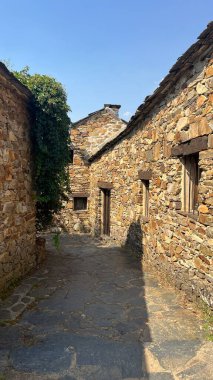 Umbralejo 'nun geleneksel taş caddelerinin büyüleyici manzarası, Guadalajara, Castilla-La Mancha, İspanya' da restore edilmiş terk edilmiş bir köy.