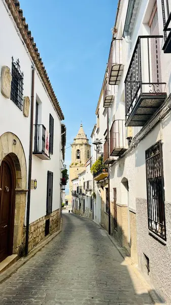 İspanya 'nın Endülüs eyaletinin Jaen ilinde tarihi bir köy olan Sabiote' nin büyüleyici sokaklarının manzarası.