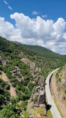 İspanya 'nın Jan kentindeki Despeaperros Doğal Parkı' nın manzaralı panoramik videosu.
