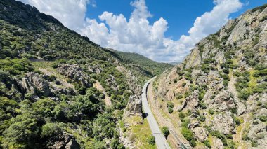 İspanya 'nın Jaen kentindeki Despenaperros Doğal Parkı' nın panoramik videosu..