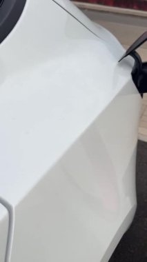 Elektrikli otomobil bir santralde şarj