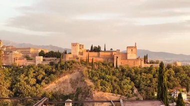 Mirador de San Nicolas 'tan Granada' daki Alhambra 'nın gün batımı manzarası