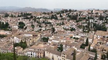 İspanya 'nın Granada kentindeki Albaicin mahallesinin videosu beyazlatılmış evleri, dar sokakları ve tarihi cazibesini gösteriyor.