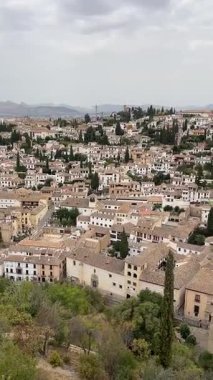 İspanya 'nın Granada kentindeki Albaicin mahallesinin videosu beyazlatılmış evleri, dar sokakları ve tarihi cazibesini gösteriyor.