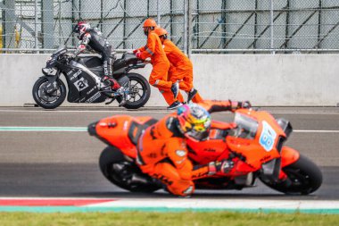 Çarpışma anı MotoGP 2022. Maverick Vinales (12) . Zilia Yarış Takımı. Pertamina Mandalika Uluslararası Pist Endonezya 'da. (Editör Yayınları) Yakalanan: 16 Şubat 2022 Kuta, Central Lombok, Batı Nusa Tenggara, Endonezya.