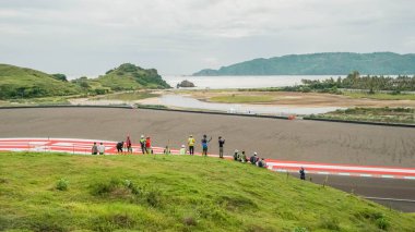 MotoGP Mandalika Turu 'nu izleyen insanlar. (Editör Yayınları) Yakalanan: 12 Şubat 2022 Kuta, Central Lombok, Batı Nusa Tenggara, Endonezya.