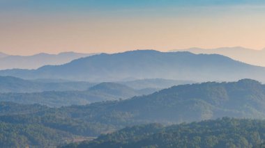 Chiang Mai, Tayland 'ın kuzey kesiminde güzel sisli ve renkli bir sabah manzarası.