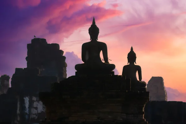 Silhouette Ματιά Της Αρχαίας Αγάλματα Του Βούδα Αντιμετωπίζει Ένα Πολύχρωμο — Φωτογραφία Αρχείου