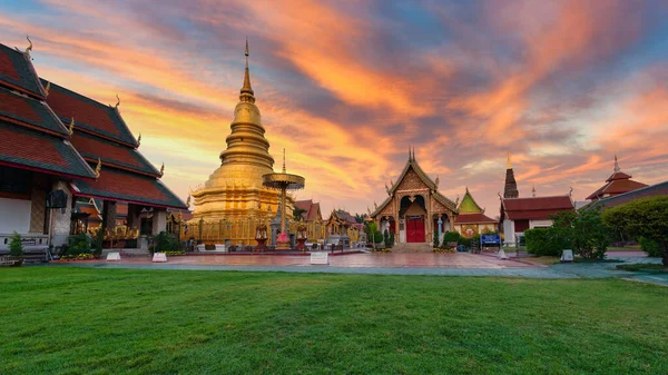 Sabahın Erken Saatlerinde Tayland Lamphun Şehrinde Hariphunchai Nin Altın Saat — Stok fotoğraf