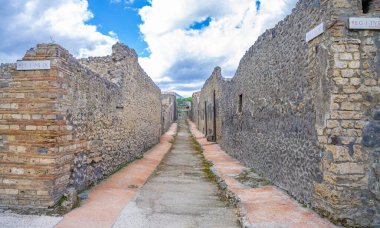 Pompei İtalya birçok turist tarafından ziyaret edilen ve birçok kanıtın iyi korunduğu bir yer.
