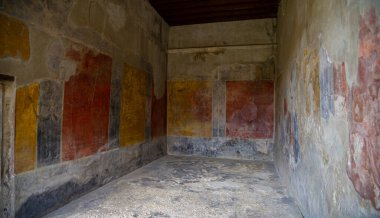 Pompei İtalya birçok turist tarafından ziyaret edilen ve birçok kanıtın iyi korunduğu bir yer.