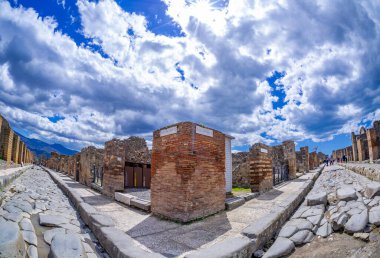 Pompei İtalya birçok turist tarafından ziyaret edilen ve birçok kanıtın iyi korunduğu bir yer.