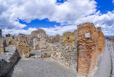 Pompei İtalya birçok turist tarafından ziyaret edilen ve birçok kanıtın iyi korunduğu bir yer.