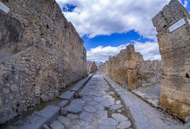Pompei İtalya birçok turist tarafından ziyaret edilen ve birçok kanıtın iyi korunduğu bir yer.