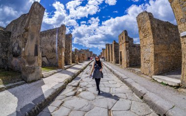 Pompei İtalya birçok turist tarafından ziyaret edilen ve birçok kanıtın iyi korunduğu bir yer.