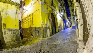 15 Nisan 2022 - 20 Nisan 2022 - İtalya 'nın Salerno şehrinde insan olmadığı gece dar sokaklar