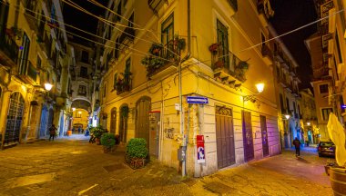 15 Nisan 2022 - 20 Nisan 2022 - İtalya 'nın Salerno şehrinde insan olmadığı gece dar sokaklar