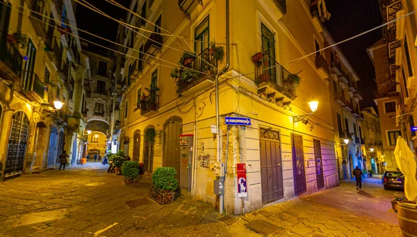 2022年4月15日 2022年4月20日 イタリアのサレルノ市内の人々なしで夜の狭い通り — ストック写真