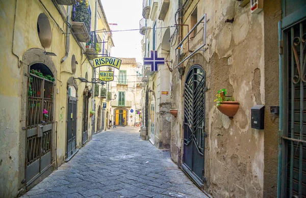 2022年4月15日至2022年4月20日 意大利萨莱尔诺市街道狭窄 夜间无人居住 — 图库照片