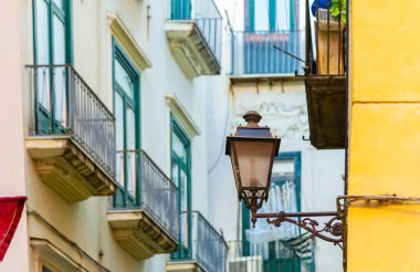 Salerno İtalya turizm kiralama şirketi için yazlık mimari üzerine şehir merkezinde kiralık ev.