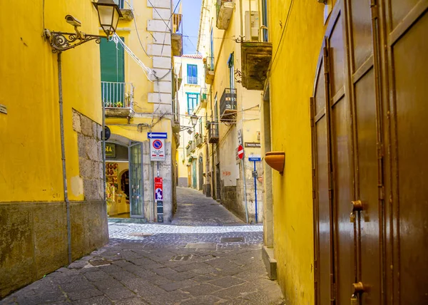 Dubna 2022 Salerno Itálie Úzké Ulice Žluté Budovy — Stock fotografie