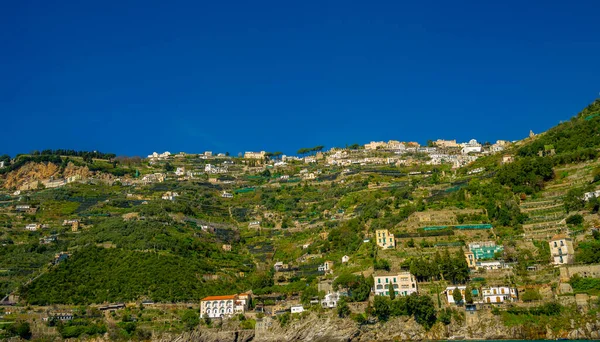 Abril 2022 Costa Amalfi Italia Vista Desde Ferry Ciudad Con —  Fotos de Stock
